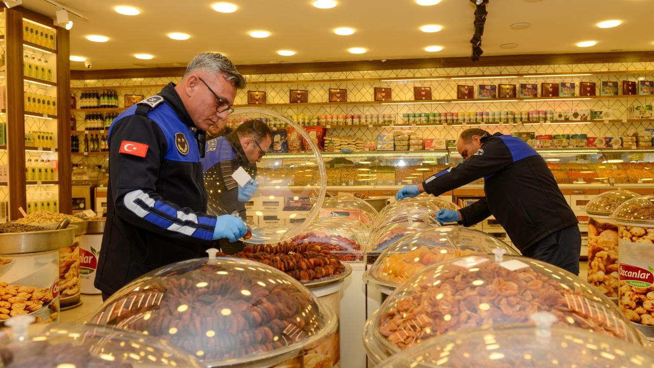 Yenişehir Belediyesi zabıtası kuruyemiş ve patiseri işletmelerini denetlendi