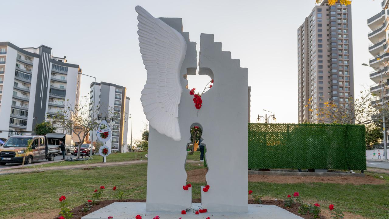 Mersin Yenişehir’de depremde kaybolan çocuklar anısına anıt yapıldı