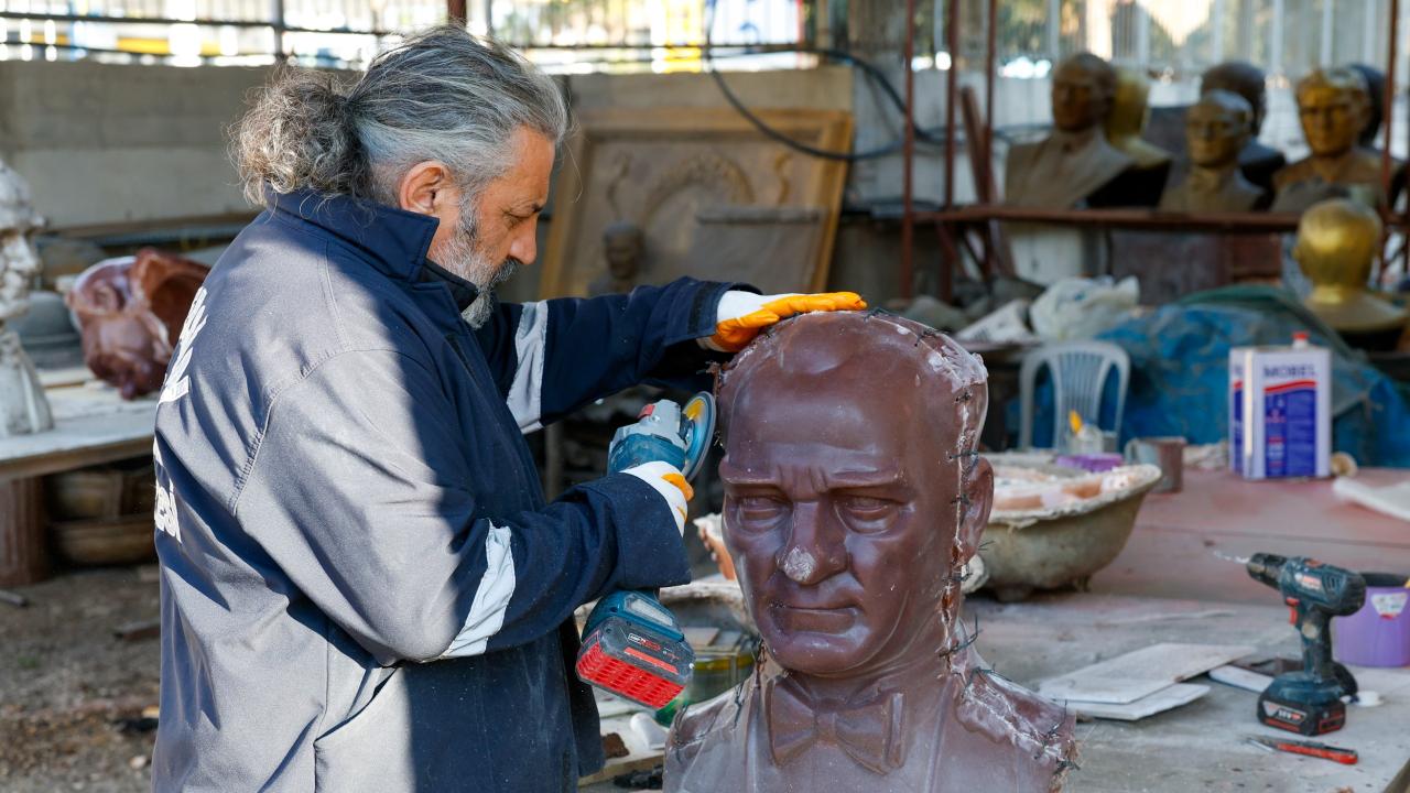 Yenişehir Belediyesi Fransa’da çalınan Atatürk büstünün yerine yenisini gönderdi