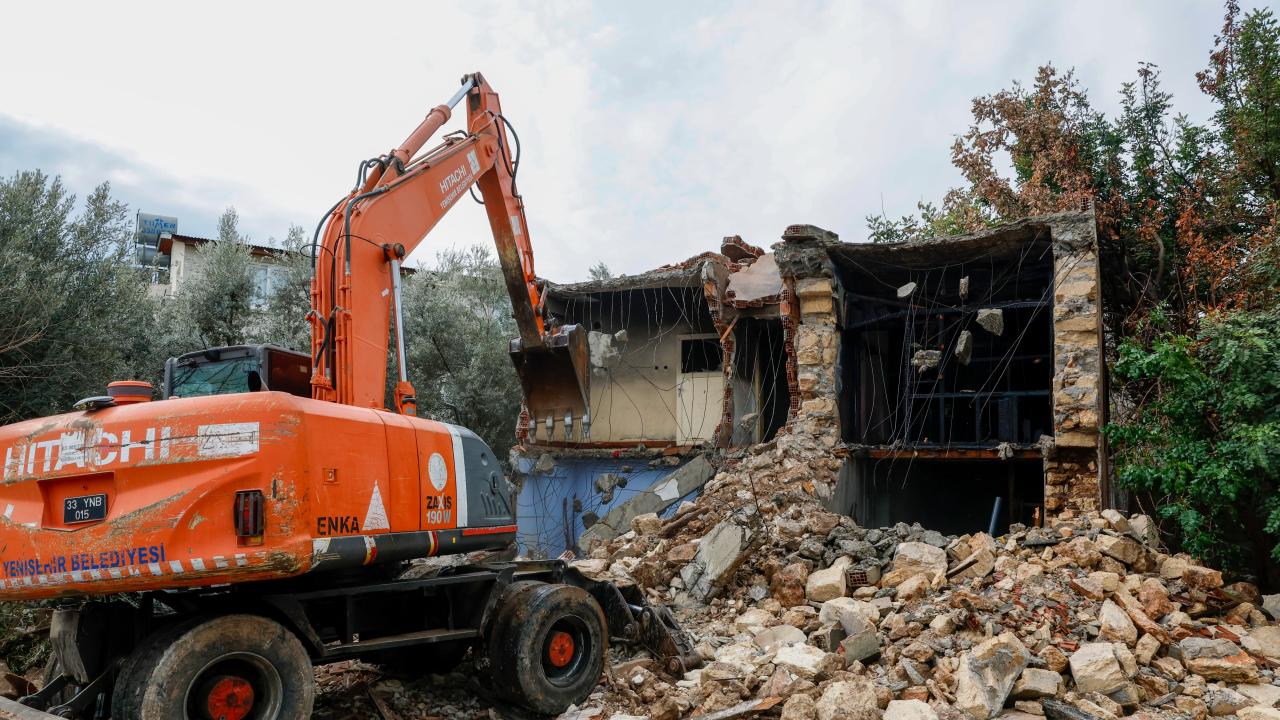 Yenişehir Belediyesi metruk binaları yıkmaya devam ediyor