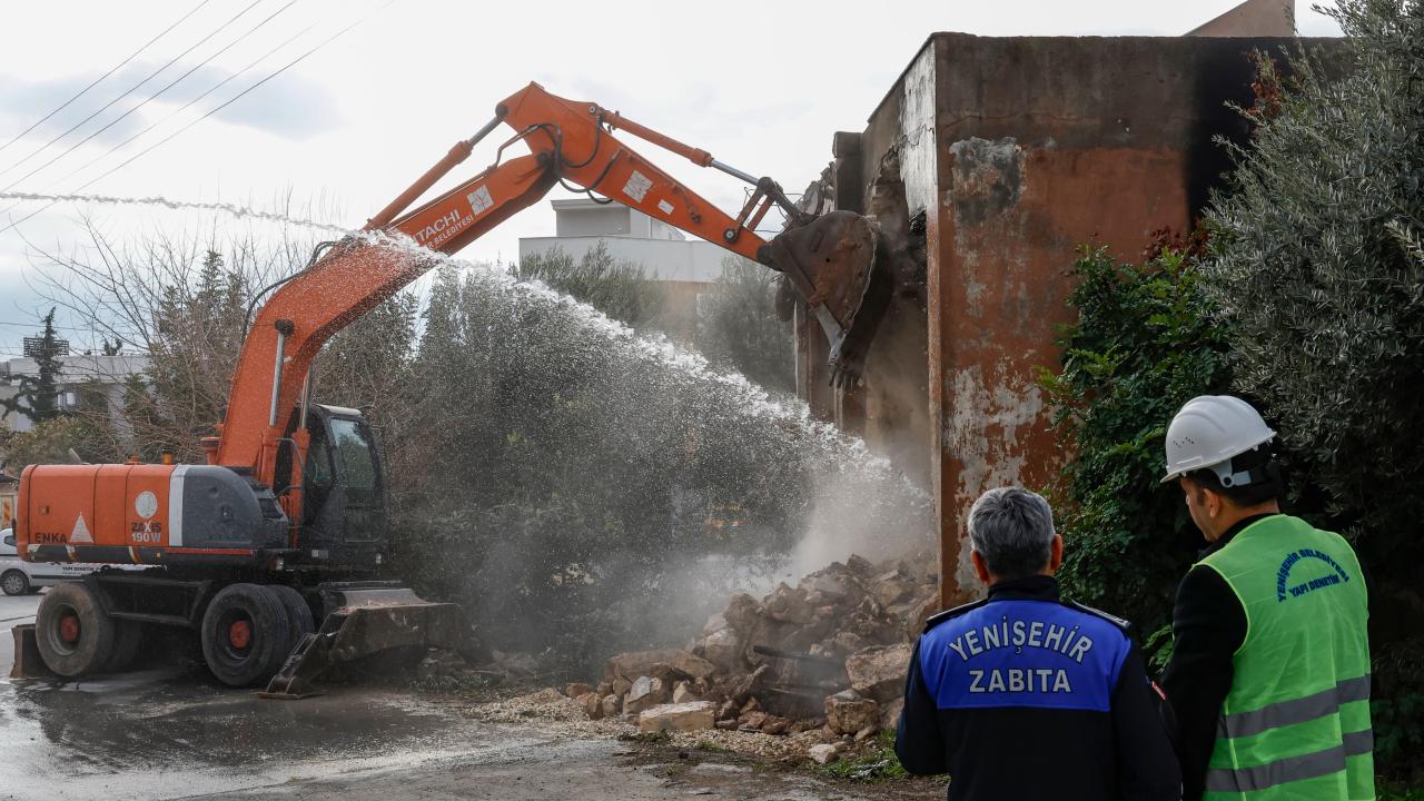 Yenişehir Belediyesi metruk binaları yıkmaya devam ediyor