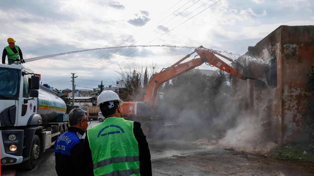 Yenişehir Belediyesi metruk binaları yıkmaya devam ediyor