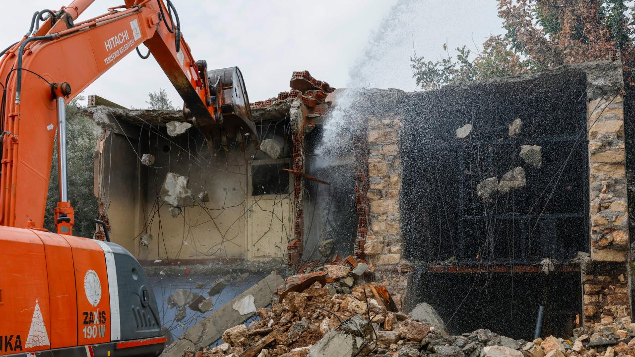 Yenişehir Belediyesi metruk binaları yıkmaya devam ediyor