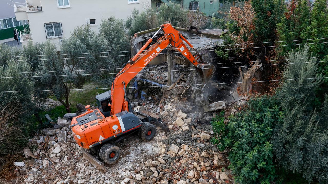 Yenişehir Belediyesi metruk binaları yıkmaya devam ediyor