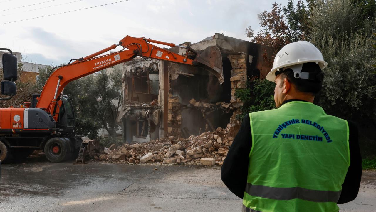 Yenişehir Belediyesi metruk binaları yıkmaya devam ediyor