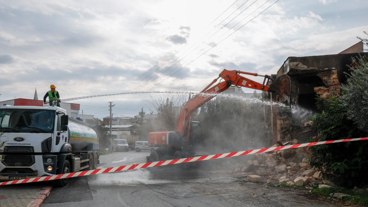 Yenişehir Belediyesi metruk binaları yıkmaya devam ediyor