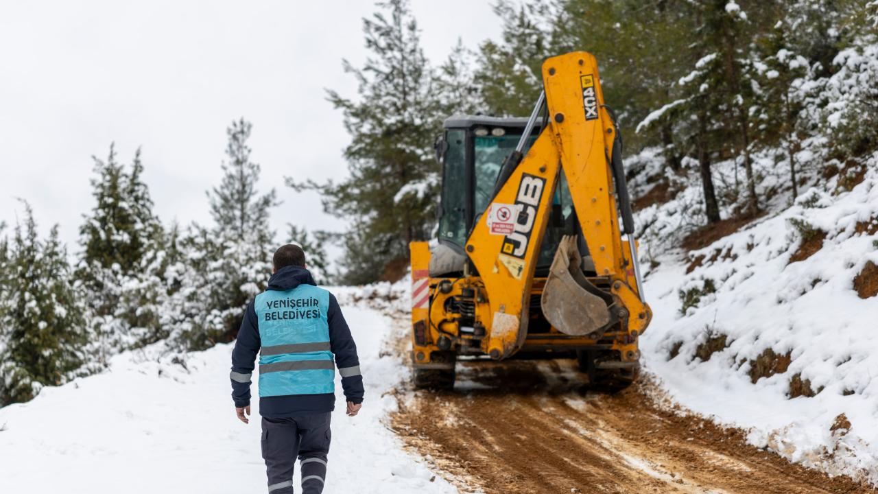 Yenişehir Belediyesinden kar temizleme ve yol açma çalışması