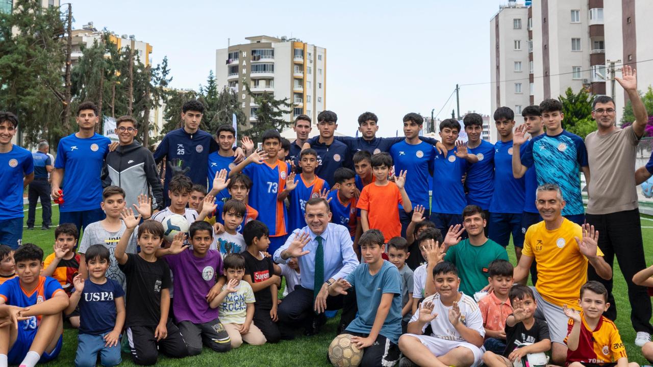 Başkan Özyiğit, çocukların halı saha talebini geri çevirmedi