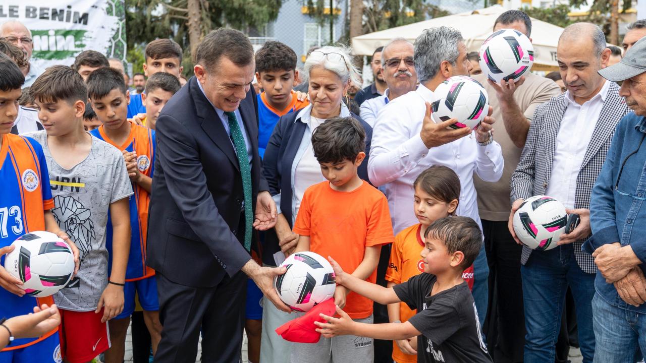 Başkan Özyiğit, çocukların halı saha talebini geri çevirmedi