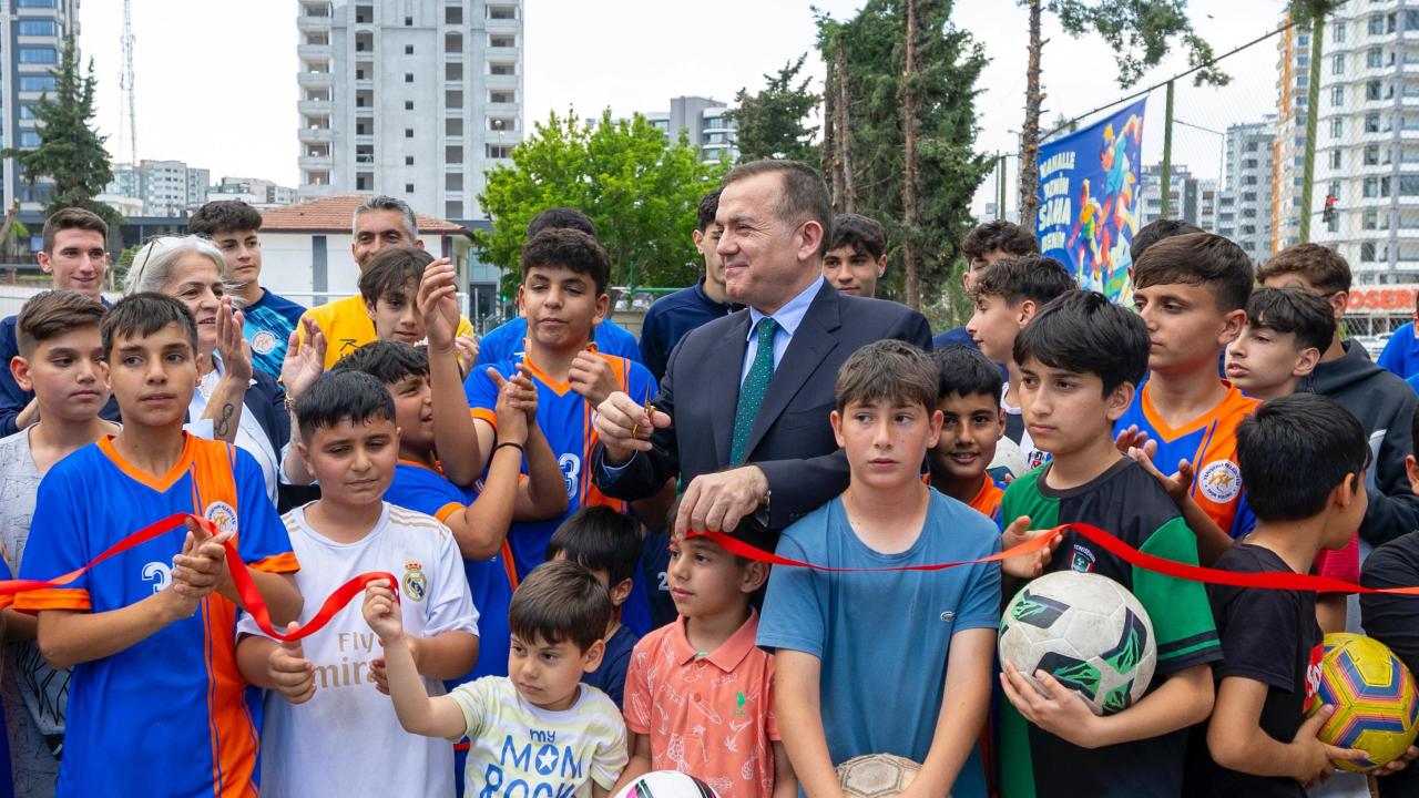 Başkan Özyiğit, çocukların halı saha talebini geri çevirmedi