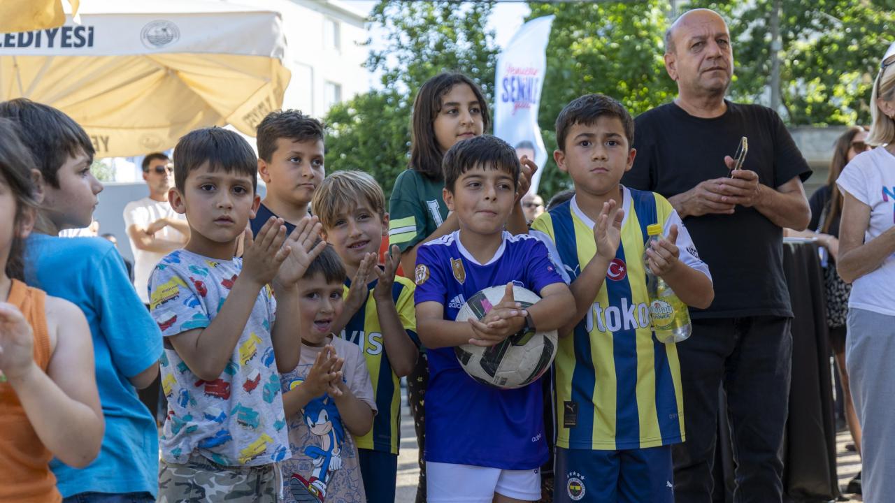 Yenişehir Belediyesi çocuklar için mahallelerde  halı saha açmaya devam ediyor