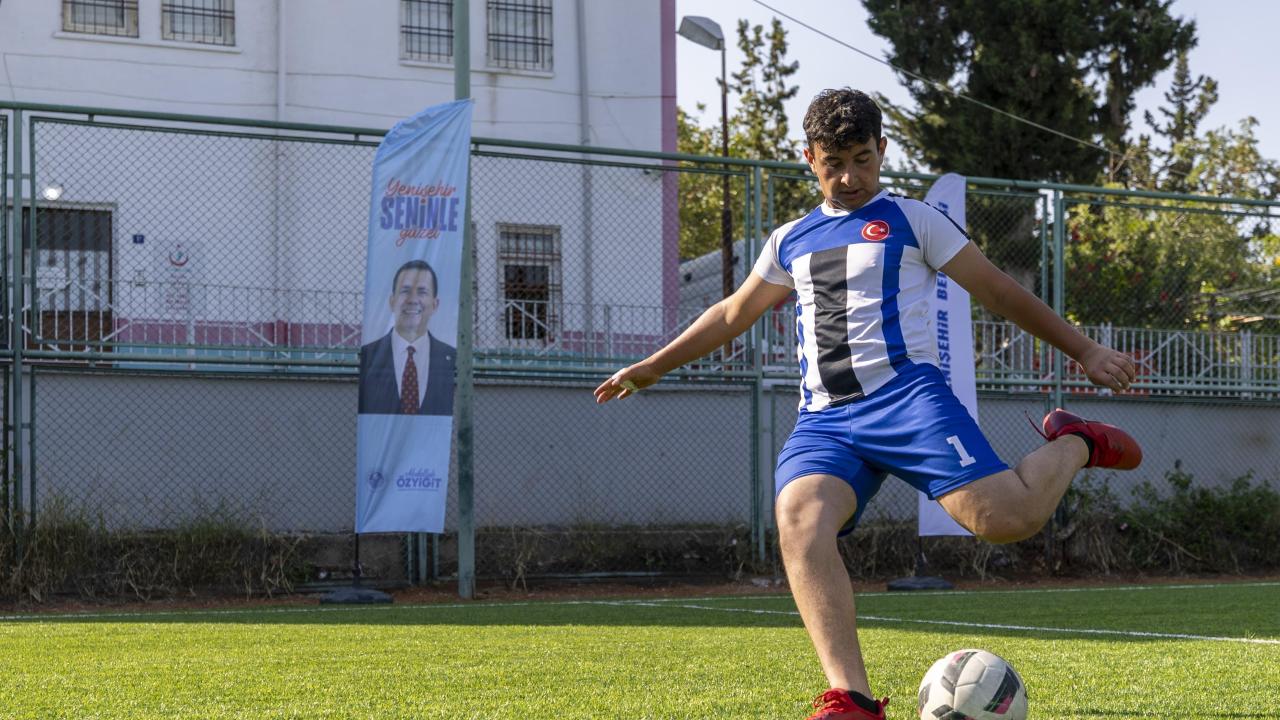 Yenişehir Belediyesi çocuklar için mahallelerde  halı saha açmaya devam ediyor