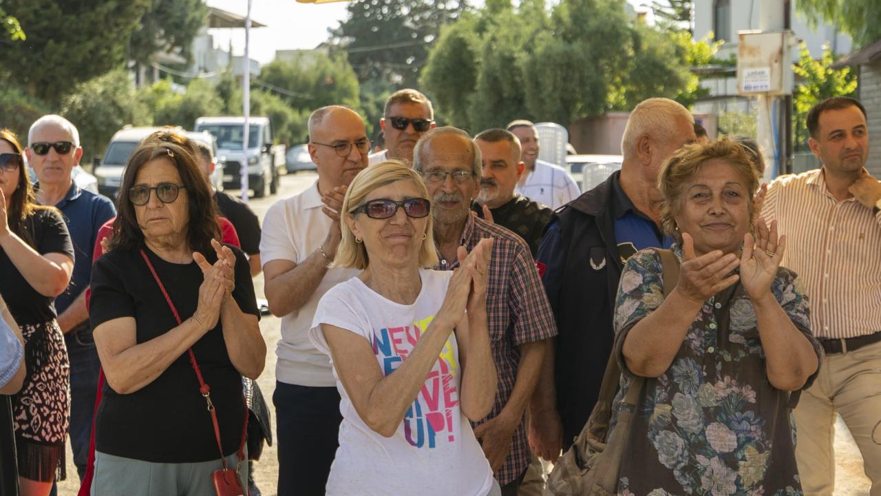 Yenişehir Belediyesi çocuklar için mahallelerde  halı saha açmaya devam ediyor