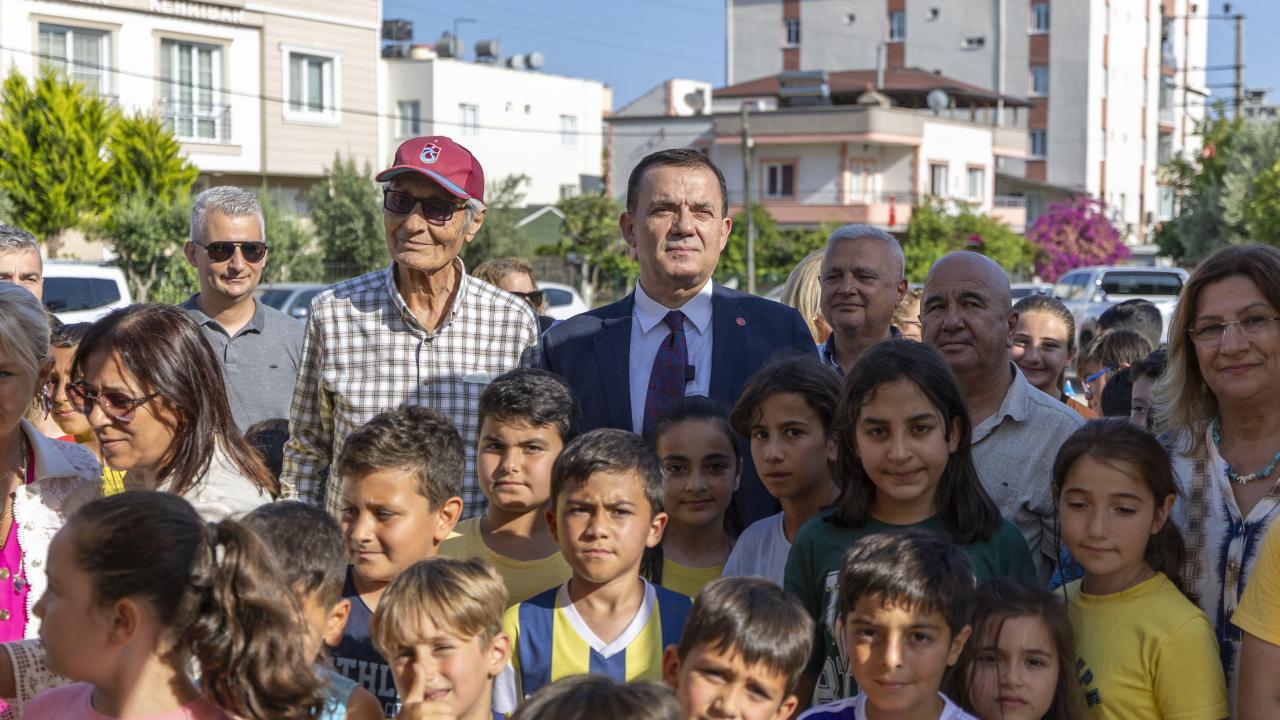 Yenişehir Belediyesi çocuklar için mahallelerde  halı saha açmaya devam ediyor