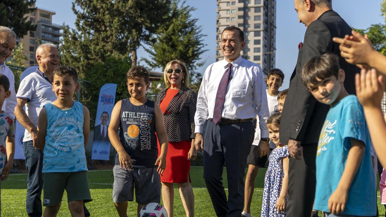 Yenişehir Belediyesi çocuklar için mahallelerde  halı saha açmaya devam ediyor