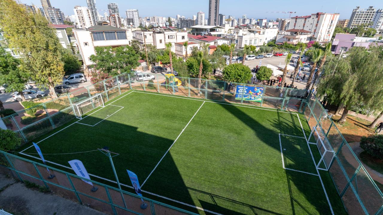 Yenişehir Belediyesi çocuklar için mahallelerde  halı saha açmaya devam ediyor
