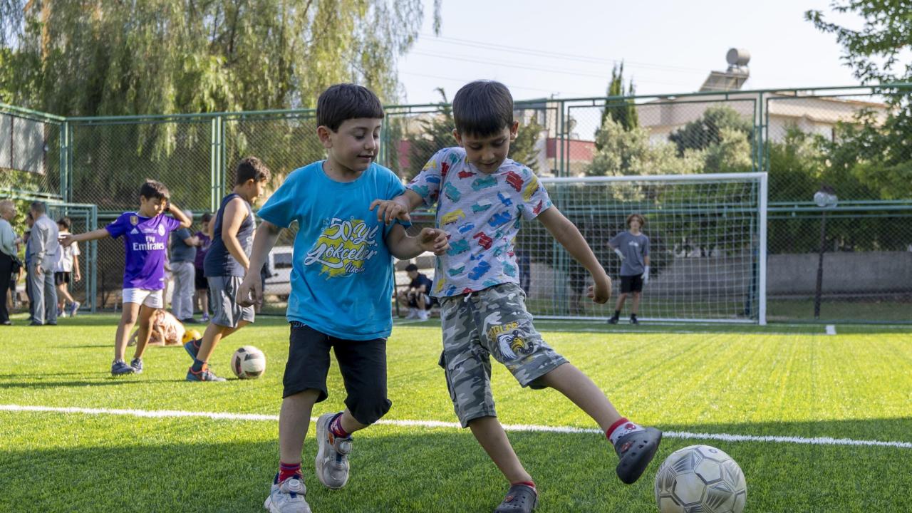 Yenişehir Belediyesi çocuklar için mahallelerde  halı saha açmaya devam ediyor
