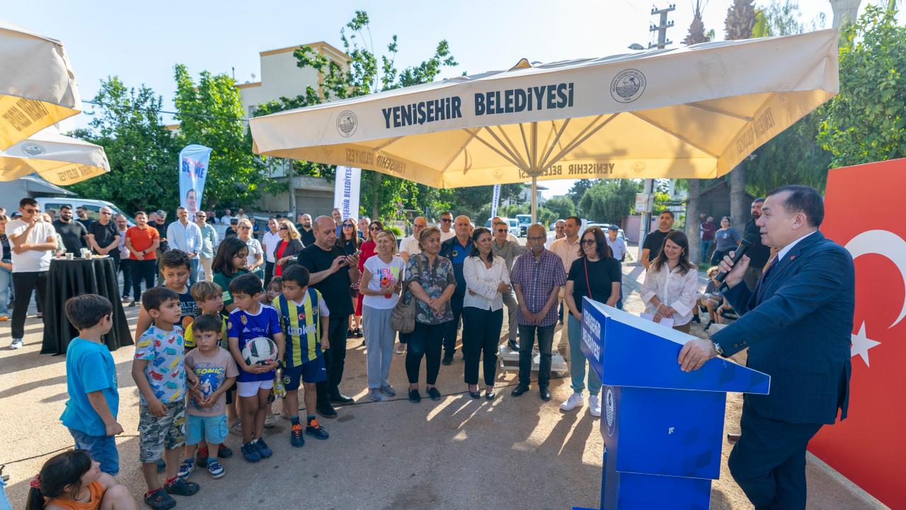 Yenişehir Belediyesi çocuklar için mahallelerde  halı saha açmaya devam ediyor