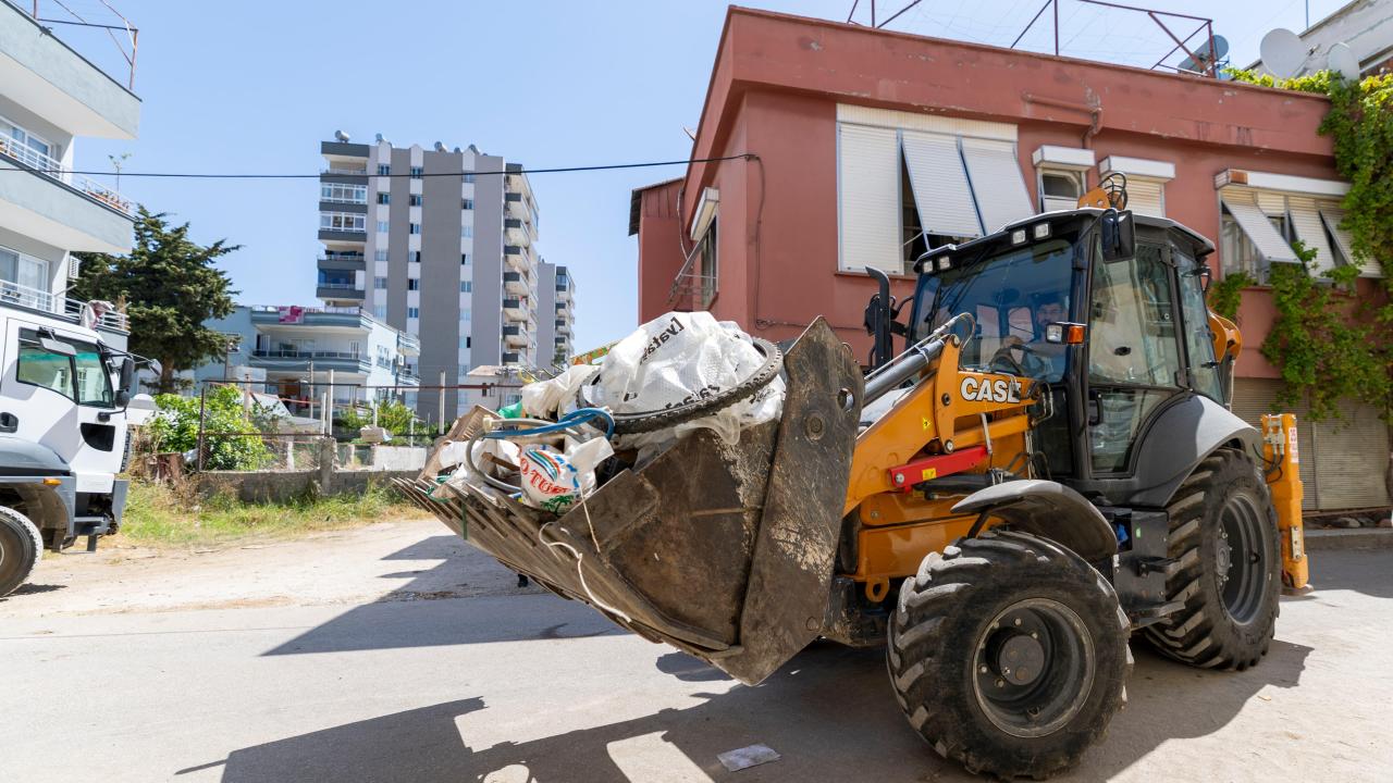 Yenişehir Belediyesi “çöp ev” niteliğindeki meskenden 10 kamyon çöp çıkardı