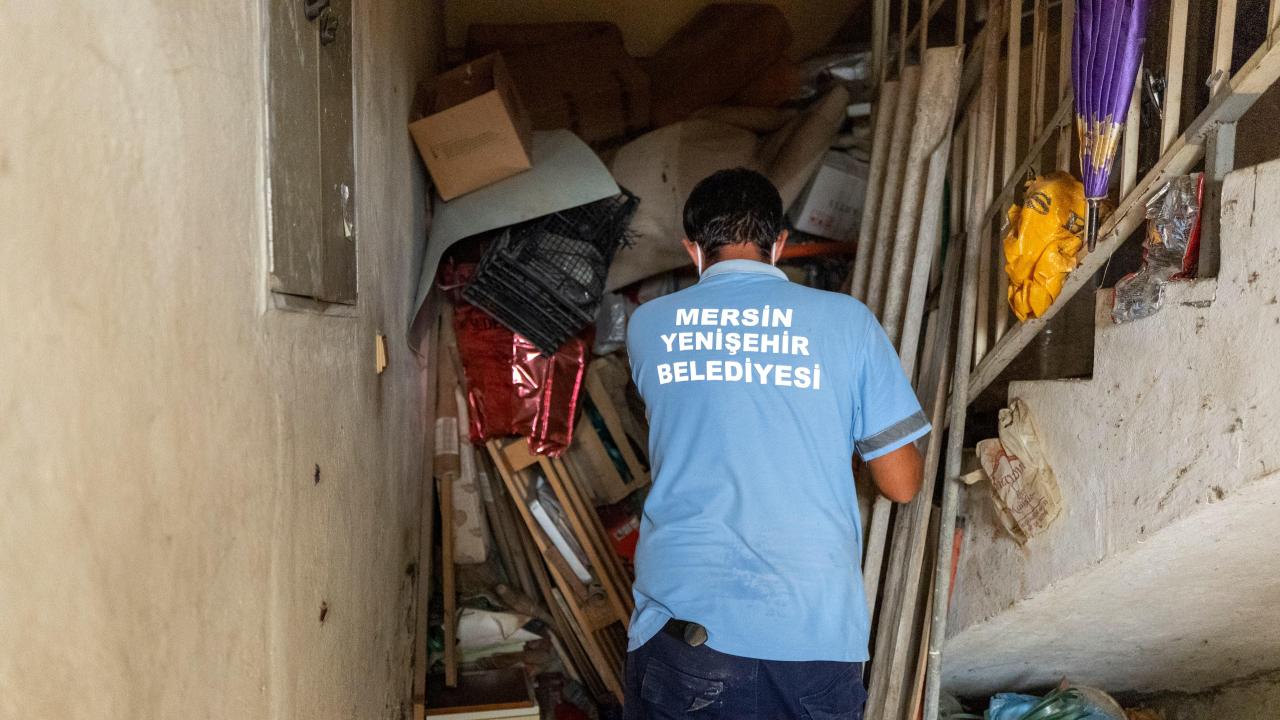 Yenişehir Belediyesi “çöp ev” niteliğindeki meskenden 10 kamyon çöp çıkardı