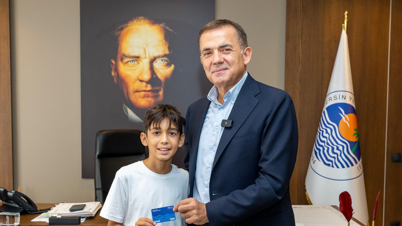 Başkan Abdullah Özyiğit, minik çevreci Aras Kayretli ile buluştu 