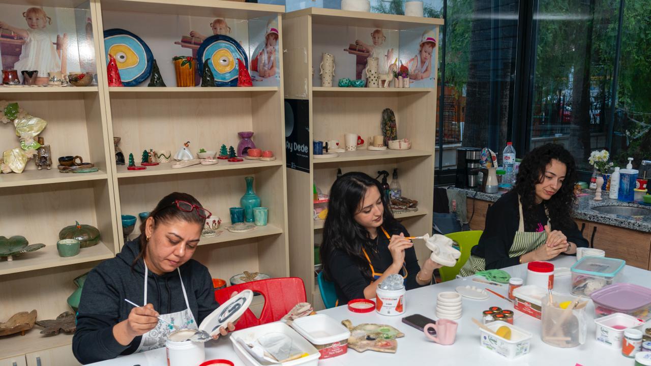 Yenişehir Belediyesinin kadınlara yönelik seramik eğitimleri başladı