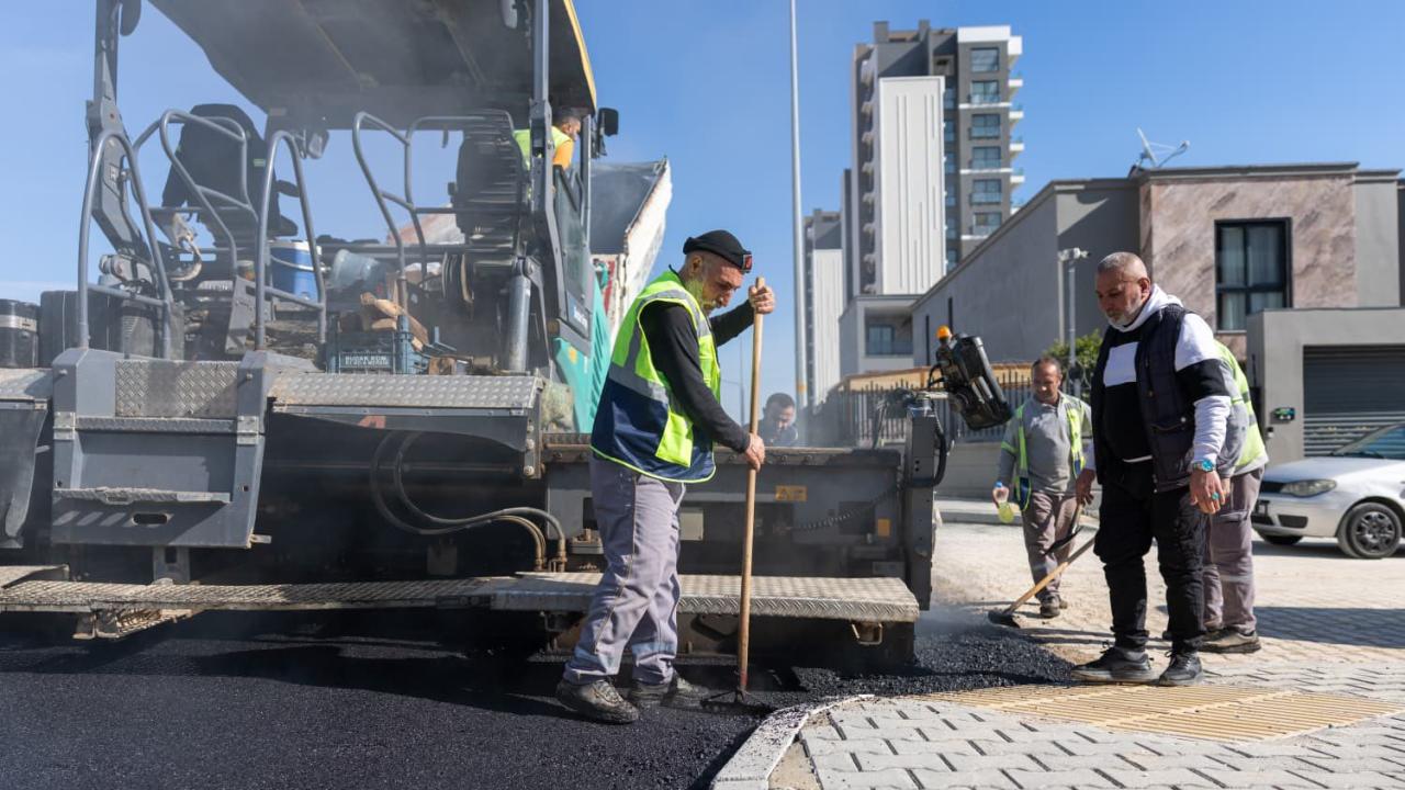 Yenişehir’de yollar yenileniyor, mahalleli gülüyor!
