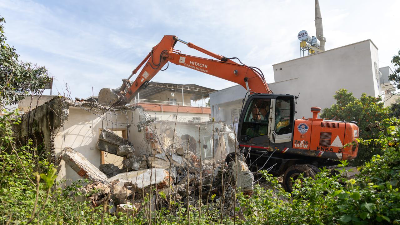 Vatandaş istedi, Yenişehir Belediyesi yıktı