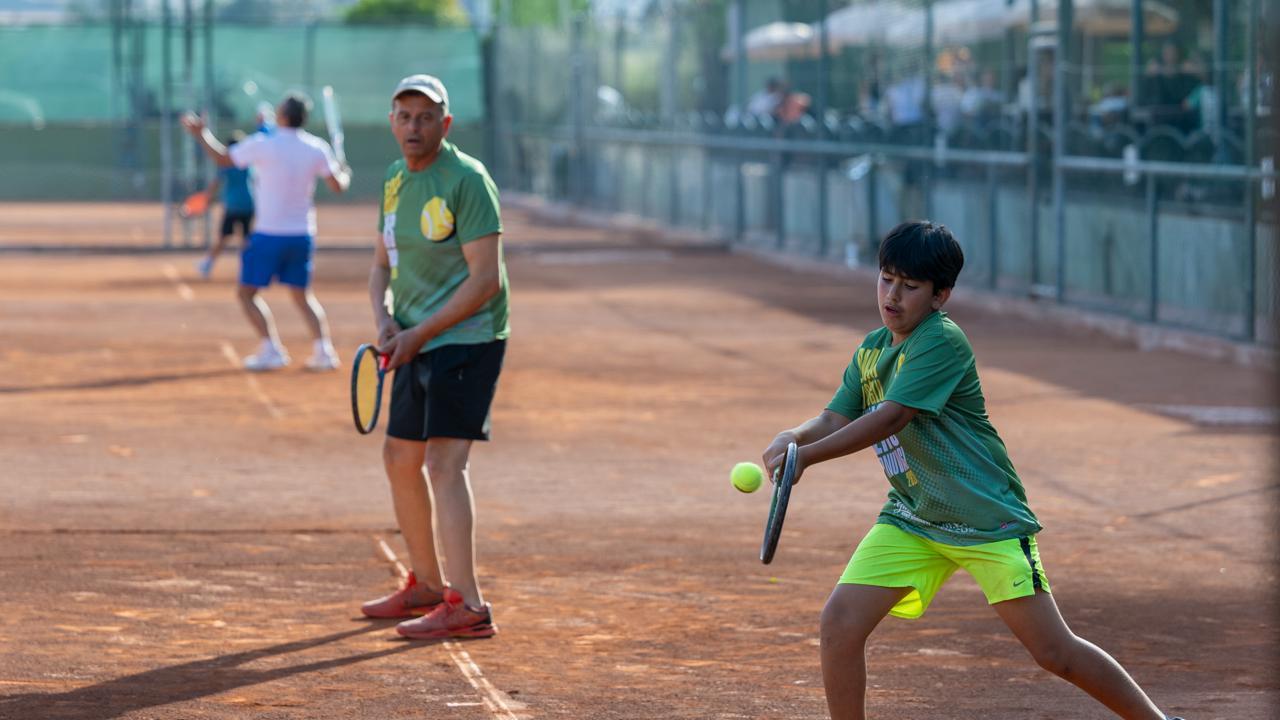 Yenişehir’de kuşaklar kortta buluştu