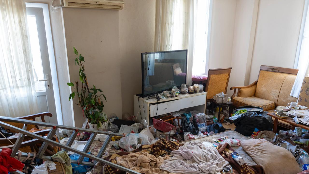 Çöp evden 5 kamyon atık çıkarıldı