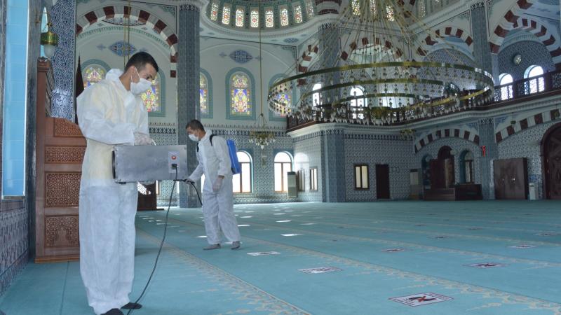 Yenişehir Belediyesi ibadethaneleri dezenfekte ediyor