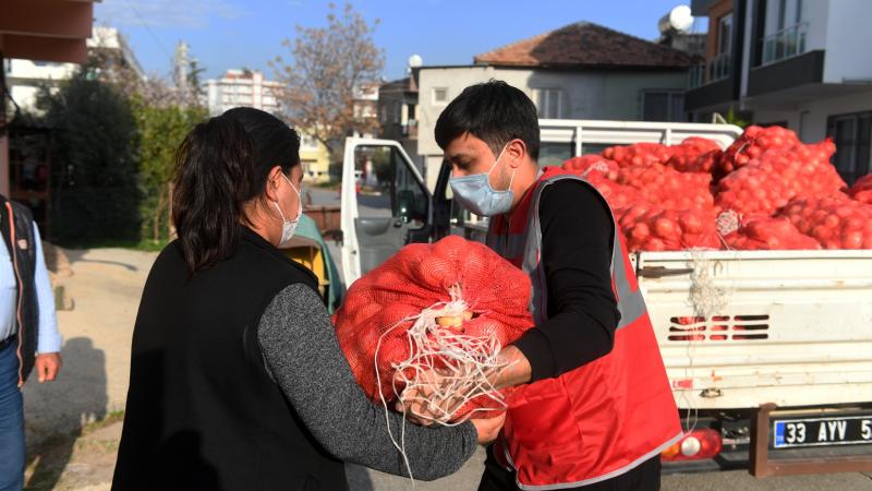 Yenişehir Belediyesi vatandaşa 150 ton soğan dağıttı