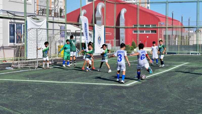 Yıldızlar “Bahar Futbol Turnuvası’nda” miniklerle buluştu