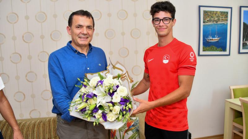 Başkan Özyiğit, Mersinli olimpiyat sporcusu Ersu Şaşma’yı ziyaret etti