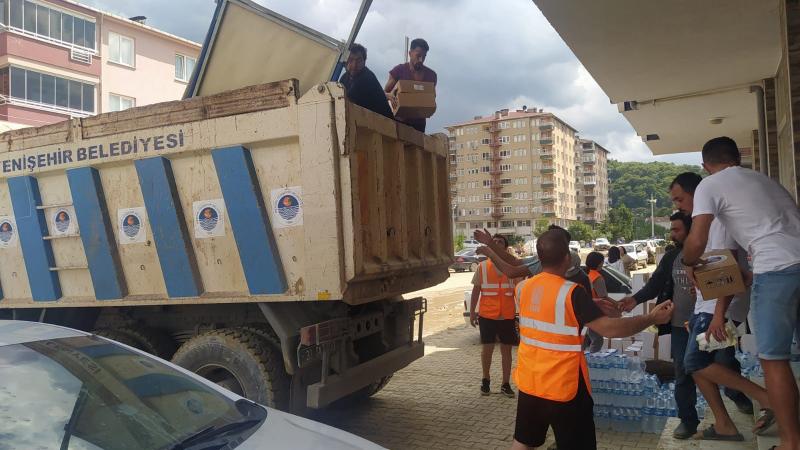 Yenişehir Belediyesinin yardım malzemeleri sel bölgesine ulaştı 