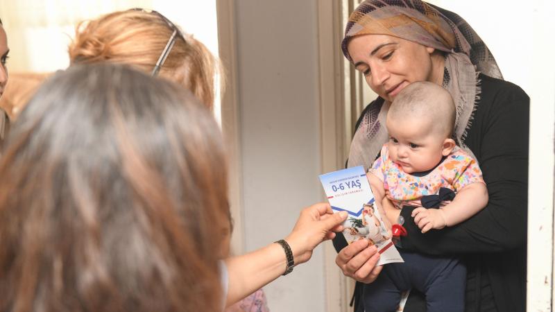 Yenişehir Belediyesi ev ziyaretleriyle aileleri projeye dâhil ediyor  