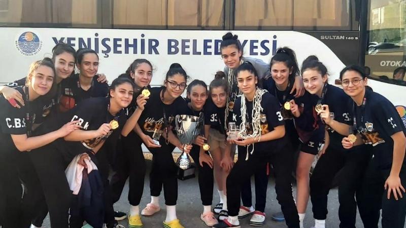 Bir sezonda Yenişehir’e üç Türkiye kupası 