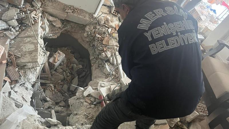 Yenişehir Belediyesi ekipleri 4 kişiyi enkaz altından çıkartmayı başardı