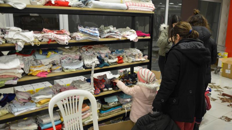Yenişehir Belediyesinin giysi evinden ilk gün 4 bini aşkın afetzede yararlandı