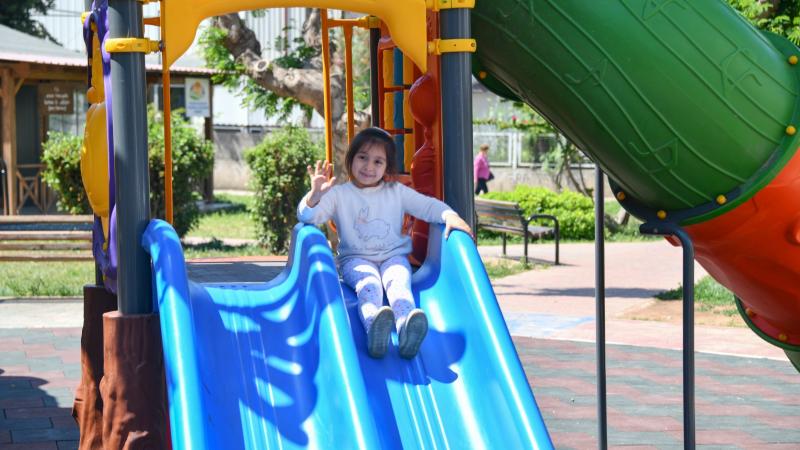 Yenişehir Belediyesi yakılan çocuk oyun grubunu yeniledi