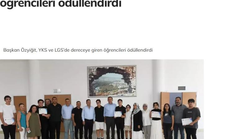 Başkan Abdullah Özyiğit, YKS ve LGS’de dereceye giren öğrencileri ödüllendirdi Başkan Abdullah Özyiğit, YKS ve LGS’de dereceye giren öğrencileri ödüllendirdi