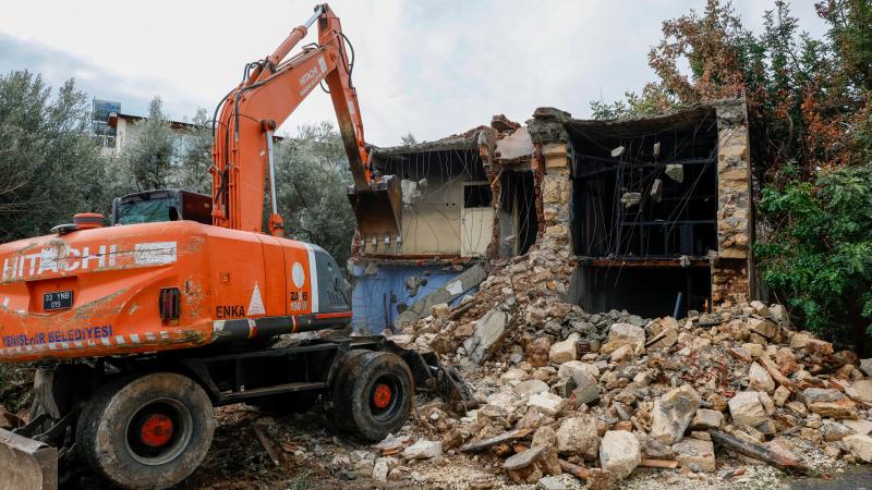 Yenişehir Belediyesi metruk binaları yıkmaya devam ediyor