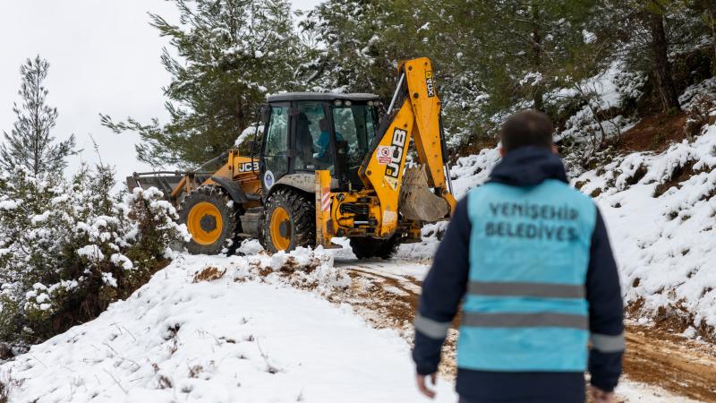 Yenişehir Belediyesinden kar temizleme ve yol açma çalışması