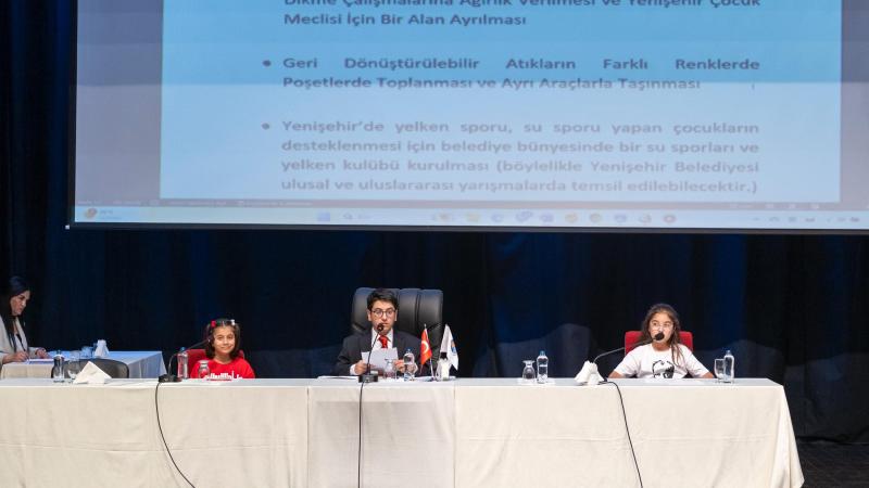 Başkan Abdullah Özyiğit ve Meclis Üyeleri koltuklarını çocuklara devretti