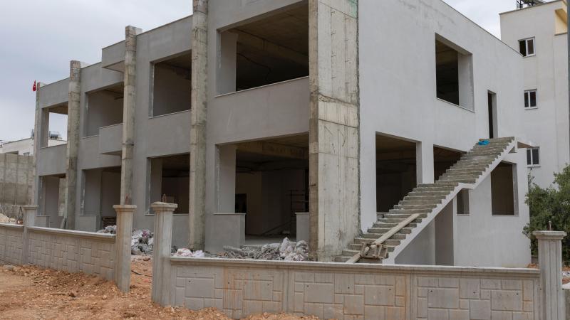 Başkan Abdullah Özyiğit, inşaatı devam eden projeleri yerinde inceledi Mersin Yenişehir Belediye Başkanı Abdullah Özyiğit, inşaat çalışmaları devam eden büyük kent kütüphanesi ve kültür kompleksi projelerini yerinde inceledi. Başkan Özyiğit, iki projenin inşaatının büyük ölçüde tamamlandığını ifade ederek, kısa sürede hizmete açacaklarını söyledi.  Yenişehir Belediyesi tarafından hayırsever iş insanlarının desteğiyle Ağustos ayında temelleri atılan Yenişehir Belediyesi Bülent Celal Oktay İlkokulu, Yenişehir