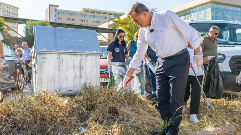 Başkan Özyiğit, vatandaşlarla birlikte çevre temizliği yaptı