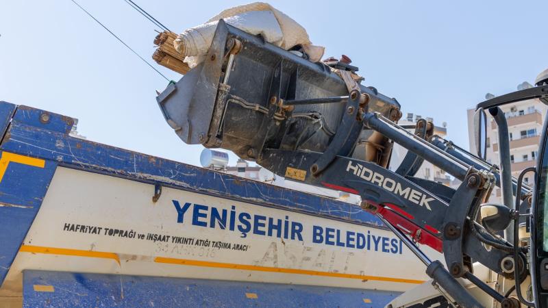 Yenişehir Belediyesi “çöp ev” niteliğindeki meskenden bir kamyon çöp çıkardı