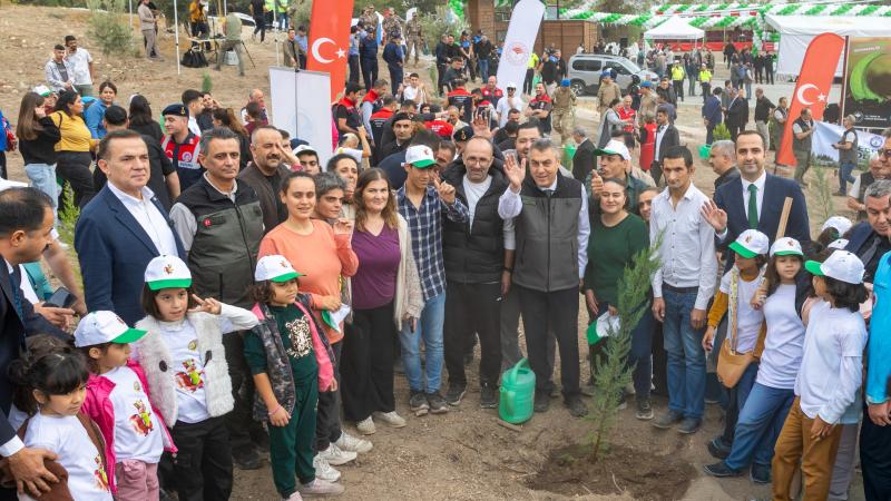 Başkan Özyiğit, Emirler’deki yeşil seferberliğe katıldı