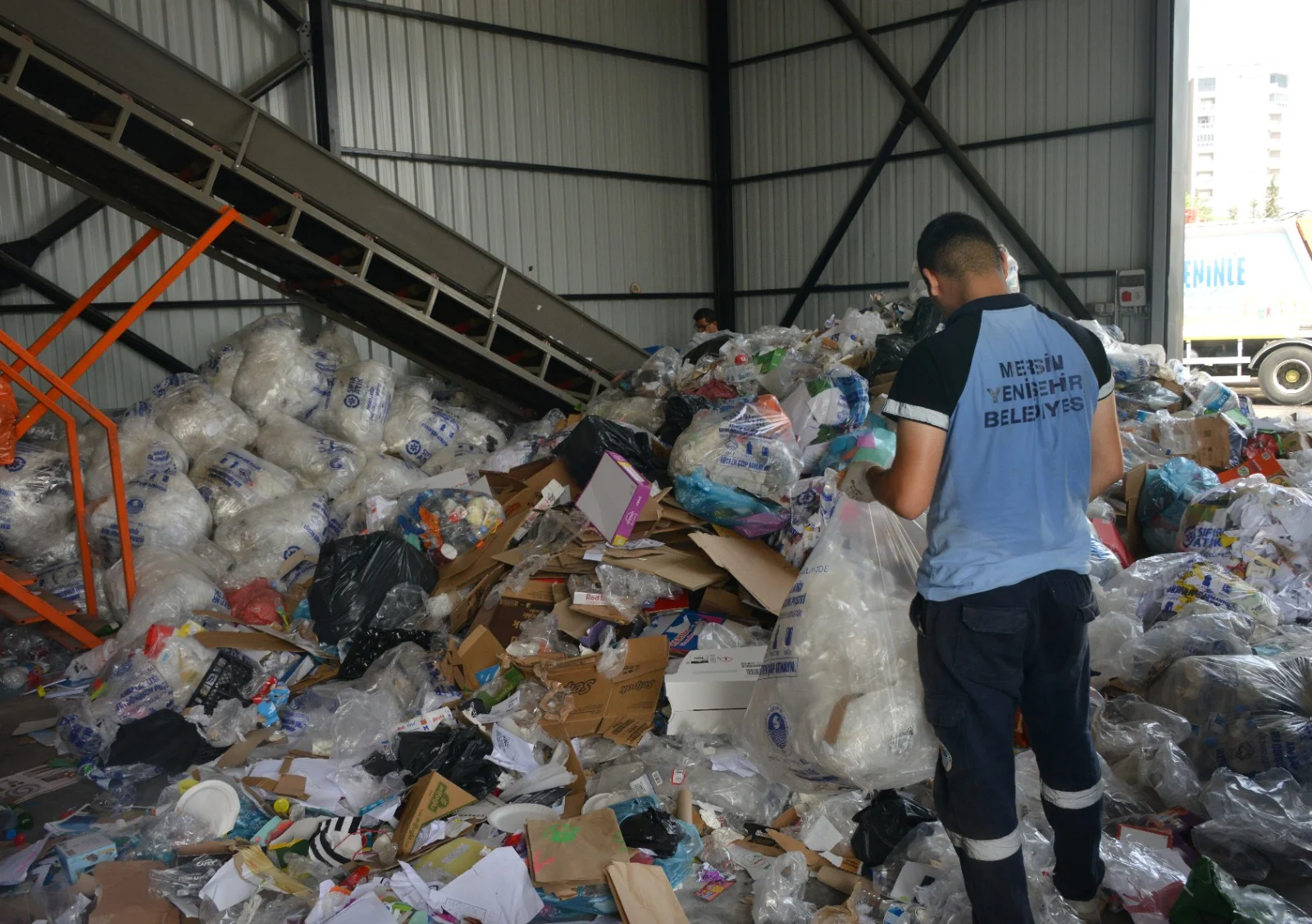 Yenişehir’de 11 bin ağaç sıfır atıkla kurtuldu