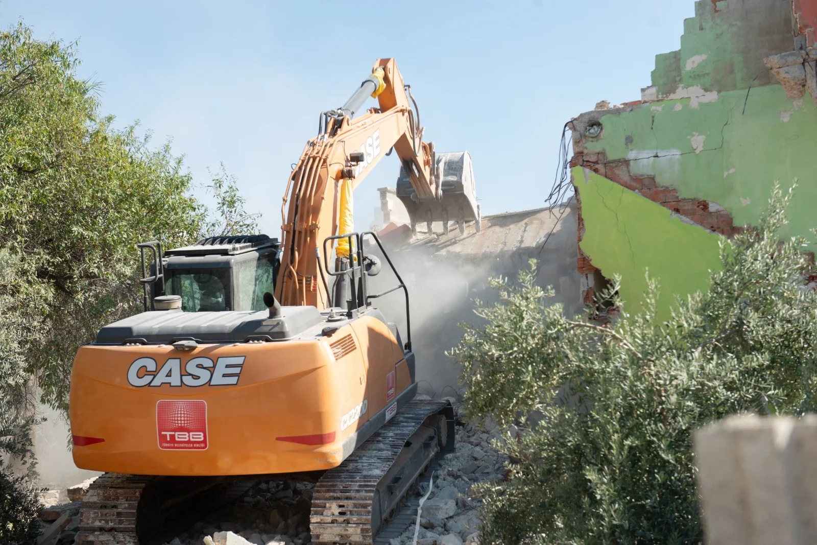 Yenişehir’de metruk yapılarla mücadele sürüyor